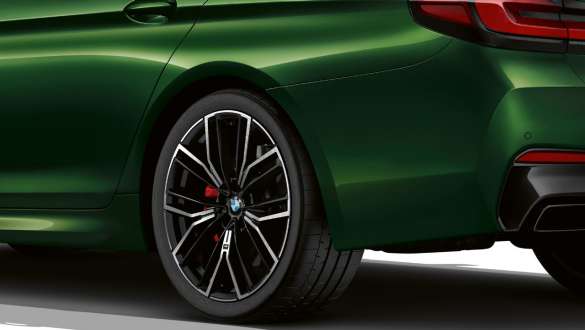 BMW M550i xDrive ar M sporta diferenciāli, G30, 2020 BMW M550i xDrive Sedan ar M sporta diferenciāli, G30, LCI, atjaunināts, 2020, BMW Individual metāliska Verde Ermes krāsa, tuvplāns, aizmugure, disks