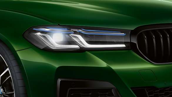 BMW M550i xDrive ar BMW Laserlight, G30, 2020 BMW M550i xDrive Sedan ar BMW Laserlight, G30, LCI, atjaunināts, 2020, BMW Individual metāliska Verde Ermes krāsa, tuvplāns, priekšpuse