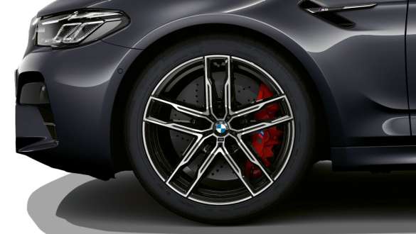 20 collu M vieglmetāla disks, Double-spoke 810 M stils, divtoņu, BMW M5, F90, 2020 20 collu M vieglmetāla disks, Double-spoke 810 M stils, BMW M5, F90, LCI, atjaunināts, 2020, metāliska Brands Hatch Grey krāsa, tuvplāns, disks
