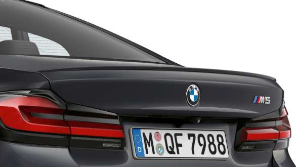 M aizmugurējais spoileris, BMW M5, F90, 2020 M aizmugurējais spoileris, BMW M5, F90, LCI, atjaunināts, 2020, metāliska Brands Hatch Grey krāsa, tuvplāns, aizmugure