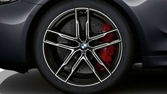 M sakausējuma bremzes, BMW M5, F90, 2020 M sakausējuma bremzes, BMW M5, F90, LCI, atjaunināts, 2020, metāliska Brands Hatch Grey krāsa, tuvplāns, disks