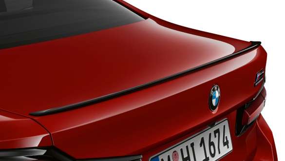M aizmugurējais spoileris mirdzošā Black krāsā, BMW M5 Competition, F90, 2020 M aizmugurējais spoileris mirdzošā Black krāsā, BMW M5 Competition, F90, LCI, atjaunināts, 2020, BMW Individual Imola Red krāsa, tuvplāns, aizmugure