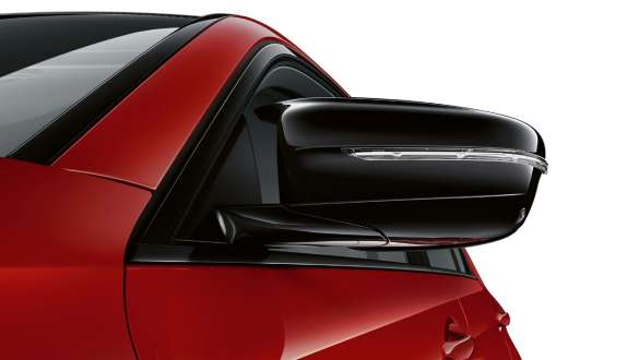 M ārējais atpakaļskata spogulis mirdzošā Black krāsā, BMW M5 Competition, F90, 2020 M ārējais atpakaļskata spogulis mirdzošā Black krāsā, BMW M5 Competition, F90, LCI, atjaunināts, 2020, BMW Individual Imola Red krāsa, tuvplāns