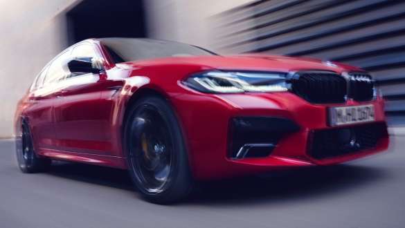 BMW M5 Competition ar M xDrive, F90, 2020, trīs ceturtdaļu priekšpuses skats BMW M5 Competition ar M xDrive, F90, LCI, atjaunināts, 2020, BMW Individual Imola Red krāsa, trīs ceturtdaļu priekšpuses skats, braucošs automobilis