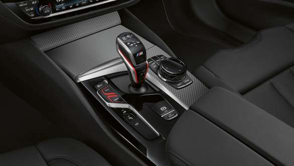 BMW M5 Competition ar astoņpakāpju M Steptronic pārnesumkārba ar Drivelogic, F90, 2020 BMW M5 Competition ar astoņpakāpju M Steptronic pārnesumkārbu ar Drivelogic, F90, LCI, atjaunināts, 2020, salons, pārnesumu svira