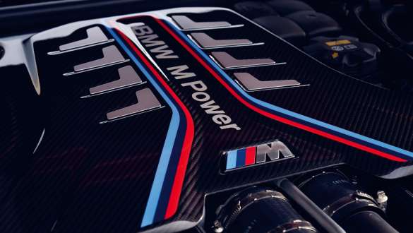 BMW M TwinPower Turbo astoņcilindru benzīna dzinējs, BMW M5 Competition, F90, 2020 BMW M TwinPower Turbo astoņcilindru benzīna dzinējs, BMW M5 Competition, F90, LCI, atjaunināts, 2020, tuvplāns, dzinēja pārsegs