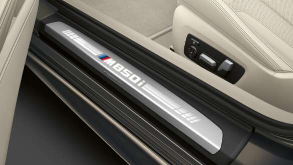 Sliekšņa uzlika ar uzrakstu “M850i”. BMW M850i xDrive Cabrio sliekšņa uzlika ar uzrakstu “M850i”.