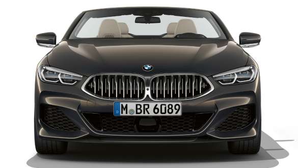 BMW M850i xDrive Cabrio, priekšpuse. BMW M850i xDrive Cabrio metāliskā Dravit Grey krāsā ar paceltu mīkstā seguma jumtu, priekšpuse ar dubultu elipsveida režģi Galvanic Cerium Grey krāsā.