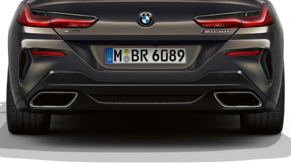 Izpūtēji kreisajā un labajā pusē. BMW M850i xDrive Cabrio ar izpūtējiem labajā un kreisajā pusē.