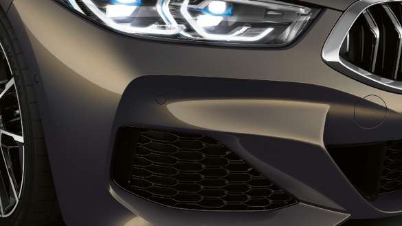 M aerodinamikas pakotnes gaisa savācēji. BMW M850i xDrive Cabrio metāliskā Dravit Grey krāsā ar M aerodinamikas pakotni, gaisa savācēji.