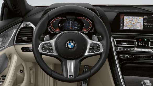 М ādas stūre. BMW M850i xDrive Cabrio kokpits ar M ādas stūri.