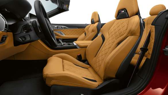 Pilna Merino/Alcantara smalkas faktūras ādas apdare BMW M8 Competition Cabrio ar pilnu Merino/Alcantara smalkas faktūras ādas apdari.