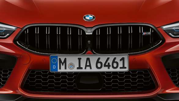 M raksturīgais elipsveida režģis. BMW M8 Competition Cabrio ar M raksturīgo elipsveida režģi.