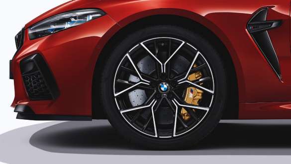20 collu M vieglmetāla divtoņu diski ar 811 M stilu. BMW M8 Competition Cabrio ar 20 collu M vieglmetāla divtoņu diskiem ar 811 M stilu.