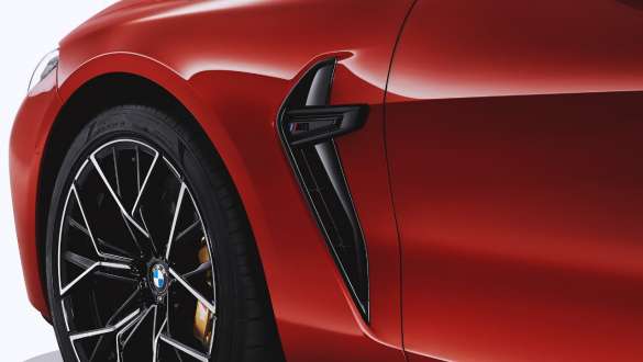 M raksturīgais melnais sānu gaisa savācējs. BMW M8 Competition Cabrio ar M raksturīgo melno sānu gaisa savācēju.