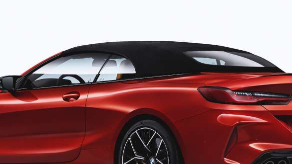 Melns mīkstā seguma jumts. BMW M8 M Competition Cabrio ar melnu mīkstā seguma jumtu.