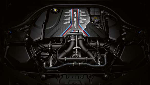 Jaudīgais M TwinPower Turbo astoņcilindru benzīna dzinējs. BMW M8 Competition Cabrio, ārkārtīgi jaudīgs M TwinPower Turbo astoņcilindru benzīna dzinējs.