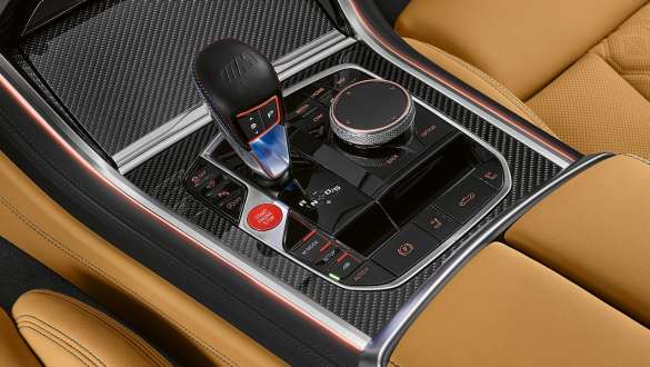 Astoņpakāpju M Steptronic pārnesumkārba. BMW M8 Competition Cabrio ar astoņpakāpju M Steptronic pārnesumkārbu.