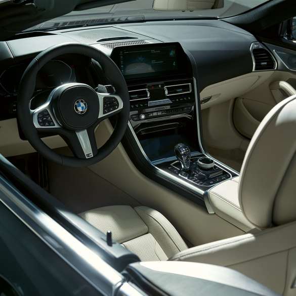 BMW M850i xDrive Cabrio, kokpits. BMW M850i xDrive Cabrio, metāliskā Dravit Grey krāsā ar nolaistu mīkstā seguma jumtu ar M ādas stūri.