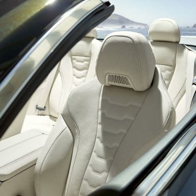 BMW M850i xDrive Cabrio daudzfunkcionālo sēdekļi vadītājam un pasažierim. BMW M850i xDrive Cabrio metāliskā Dravit Grey krāsā ar nolaistu mīkstā seguma jumtu ar daudzfunkciju BMW Individual Merino ādas apdares sēdekļiem Ivory White krāsā.