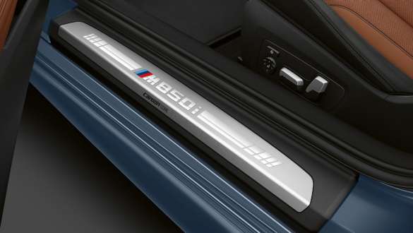 Sliekšņa uzlika ar uzrakstu “M850i”. BMW M850i xDrive Coupé sliekšņa uzlika ar uzrakstu “M850i”.