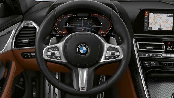 М ādas stūre. BMW M850i xDrive Coupé kokpits ar M ādas stūri.