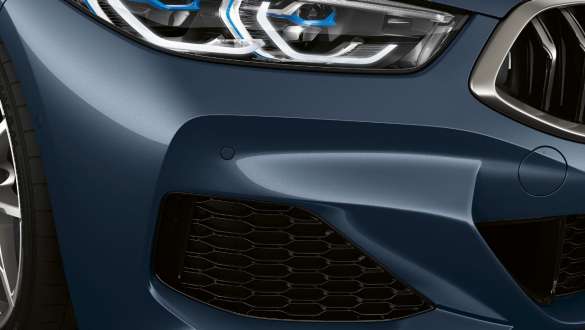 M aerodinamikas pakotnes gaisa savācēji. BMW M850i xDrive Coupé metāliskā Barcelona Blue krāsā ar M aerodinamikas pakotni, gaisa savācēji.