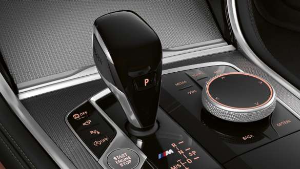 CraftedClarity stikla aplikācija. BMW M850i xDrive, salons, detalizēts skats uz ātrumu pārslēgu ar CraftedClarity stikla aplikāciju.