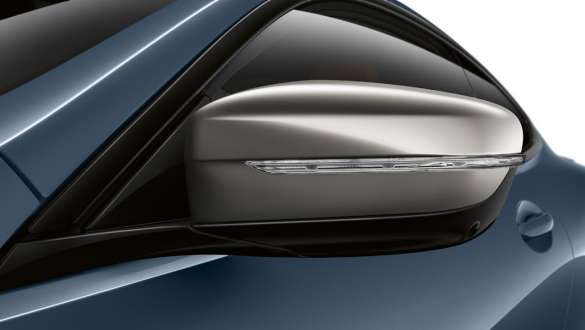 Spoguļa korpuss Galvanic Cerium Grey krāsā. BMW M850i xDrive Coupé metāliskā Barcelona Blue krāsā, atpakaļskata spoguļa korpuss Galvanic Cerium Grey krāsā.