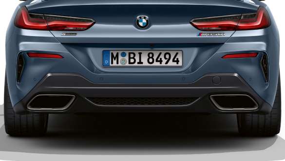Izpūtēji kreisajā un labajā pusē. BMW M850i xDrive Coupé ar izpūtējiem labajā un kreisajā pusē.