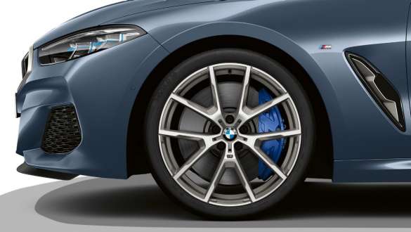 Vieglmetāla divtoņu diski ar Y-spoke 728 M stilu Cerium Grey krāsā. BMW M850i xDrive Coupé metāliskā Barcelona Blue krāsā, 20 collu M vieglmetāla divtoņu diski ar Y-spoke stilu 728 M Cerium Grey krāsā.