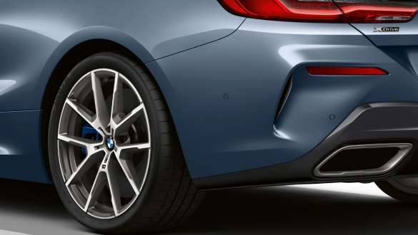 Aktīvā stūres vadība. BMW M850i xDrive Coupé ar aktīvo stūres vadību.