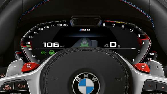 M īpašais instrumentu panelis. BMW M8 Competition Coupé M īpašais instrumentu panelis.