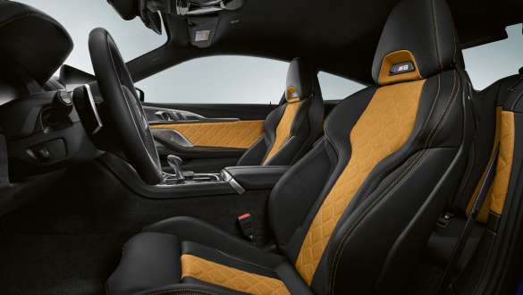 Pilna Merino/Alcantara smalkas faktūras ādas apdare BMW M8 Competition Coupé ar pilnu Merino/Alcantara smalkas faktūras ādas apdari.