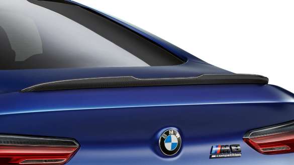 M oglekļa aizmugurējais spoileris. BMW M8 Competition Coupé ar M oglekļa aizmugurējo spoileri.