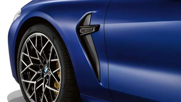 M raksturīgais oglekļa sānu gaisa savācējs. BMW M8 Competition Coupé ar M oglekļa sānu gaisa savācēju.