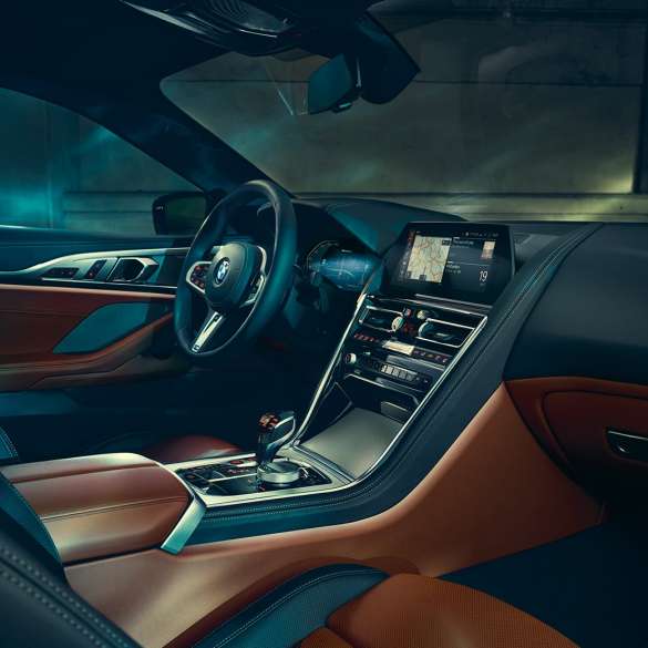 BMW M850i xDrive Coupé, kokpits. BMW M850i xDrive Coupé, kokpits ar BMW Live kokpitu Professional un M ādas stūri.