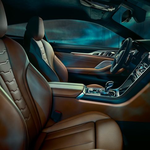 BMW M850i xDrive Coupé, salons. BMW M850i xDrive Coupé, salons ar daudzfunkciju BMW Individual Merino ādas sēdekļiem Tartufo/Black krāsā.