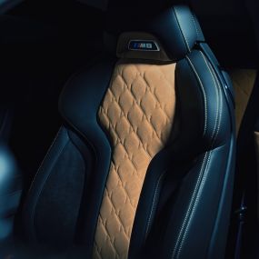 BMW M8 M Competition Coupé, M sporta sēdeklis. BMW M8 Competition Coupé, M Sport sēdeklis ar M8 emblēmu un pilnu Merino ādas apdari Black krāsā ar kontrastējošiem Midrand Beige krāsas akcentiem.