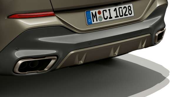 BMW X6 M50i, aizmugurējā daļa ar M sporta izplūdes sistēmu BMW X6 M50i aizmugurējā daļa ar fokusu uz M sporta izplūdes sistēmu