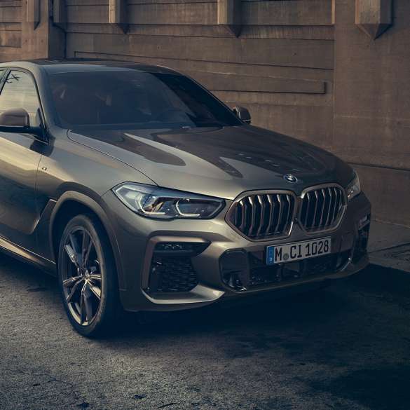 BMW X6 M50i ar TwinPower Turbo astoņcilindru benzīna dzinēju BMW X6 M50i ar M TwinPower Turbo astoņcilindru benzīna dzinēju, G06 metāliska Manhattan krāsa, trīs ceturtdaļu sānskats