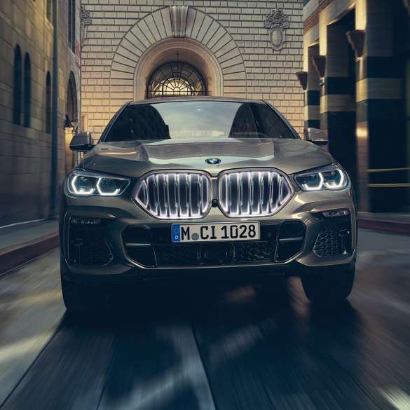 BMW X6 M50i ar M TwinPower Turbo benzīna dzinēju BMW X6 M50i ar M TwinPower Turbo benzīna dzinēju, G06, metāliska Manhattan krāsa, priekšpuses skats