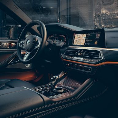 BMW X6 M50i, kokpits BMW X6 M50i, kokpits, orientēts uz vadītāju