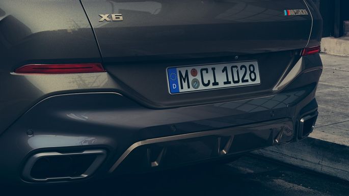 BMW X6 M50i, aizmugures skats BMW X6 M50i aizmugures tuvplāns