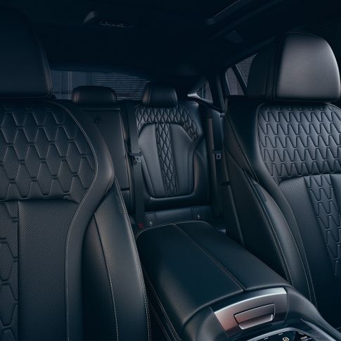 BMW X6 M50i sporta sēdekļi Salons ar fokusu uz BMW X6 M50i sporta sēdekļiem