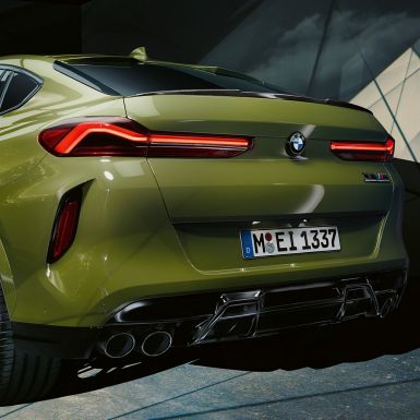 BMW X6 M Competition, trīs ceturtdaļu aizmugures skats BMW X6 M Competition ar M sporta izplūdes sistēmu, F96, BMW Individual, īpašā Urban Green krāsa, trīs ceturtdaļu aizmugures skats