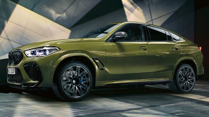 BMW X6 M Competition, sānskats BMW X6 M Competition ar M vieglmetāla diskiem, F96, BMW Individual, īpašā Urban Green krāsa, SUV, trīs ceturtdaļu sānskats