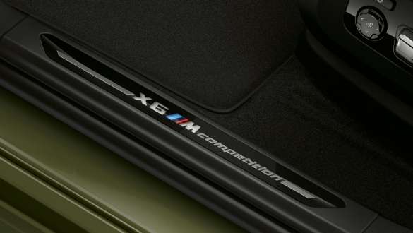 Durvju sliekšņu apdare ar uzrakstu “X6 M Competition” BMW X6 M Competition F96 automobilī Durvju sliekšņu apdare ar uzrakstu “X6 M Competition”, BMW X6 M Competition F96, 2020, SUV, tuvplāns