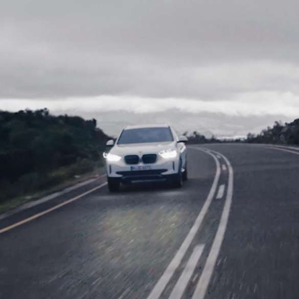 BMW iX3 G08, braukšanas dinamika, video BMW iX3, G08, 2020, metāliska Mineral White krāsa, braukšanas dinamika, video