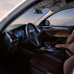 Kokpits, BMW iX3, G08, ar atvērtām durvīm Kokpits, BMW iX3, G08, 2020, metāliska Mineral White krāsa, ar atvērtām durvīm